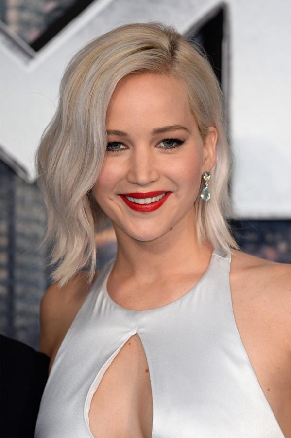 Otra famosa que ha dejado crecer su bob es Jennifer Lawrence. La actriz de 'Los Juegos del Hambre' luce una media melena del color de moda, el rubio platino.
