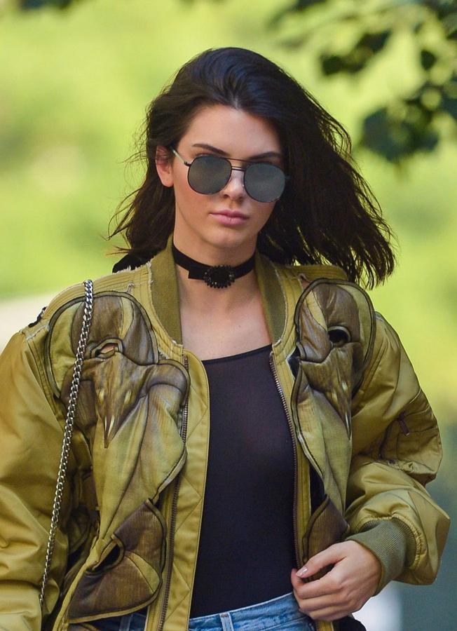 La modelo Kendall Jenner ha sido una de las famosas que ha apostado por cortarse la melena este verano y adoptar un long bob, cómodo, versátil y muy favorecedor.