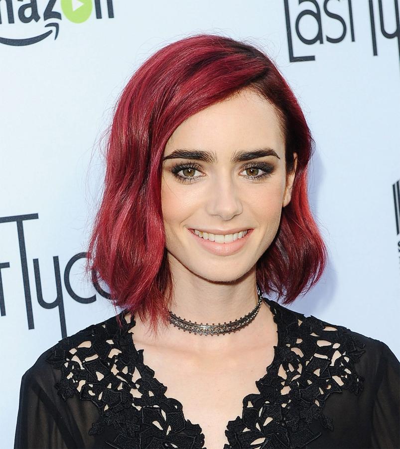 Lily Collins, además de estrenar color de pelo, luce el corte del verano: el long bob, que peina liso y con raya a un lado.