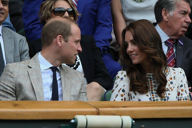 Guillemo de Inglaterra, impecable con americana 'principe de gales' en gris y azul (a juego con camisa y corbata), y Kate Middleton, con un vestido de divertido estampado de Alexander McQueen.