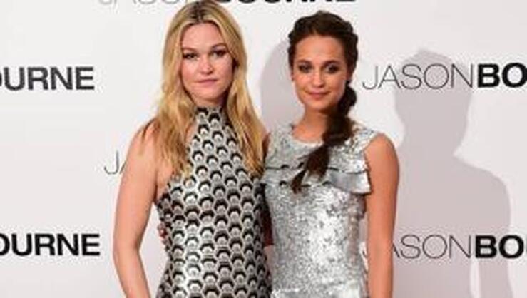 Fotos: Alicia Vikander vs Julia Stiles, duelo de estilo en Londres