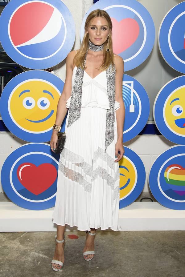 Con vestido blanco y complementos metalizados vimos a Olivia Palermo acudir a una fiesta organizada por Pepsi