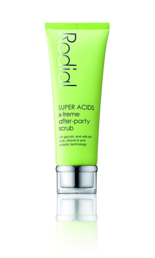 Un microexfoliante 3 en 1, para refinar, iluminar y renovar la piel. Su eficaz combinación de partículas de arcilla betonita con efectos purificantes y partículas microexfoliantes retira las células muertas y descongestiona los poros. Los ácidos glicólico y salicílico limpian la piel en profundidad y la retexturizan. La Vitamina E y la mateca de Karité calman y alisan la piel hidratándola. (51,50€)