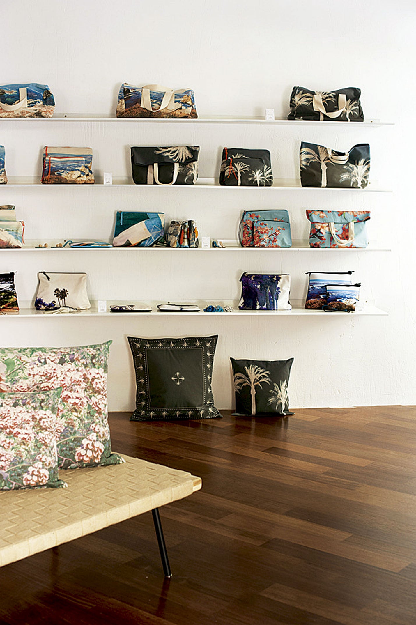 Coincidiendo con el lanzamiento de su línea para casa, las chicas de Zubi abren tienda física en el centro de Madrid. Una visita obligada. (www.zubidesign.com)