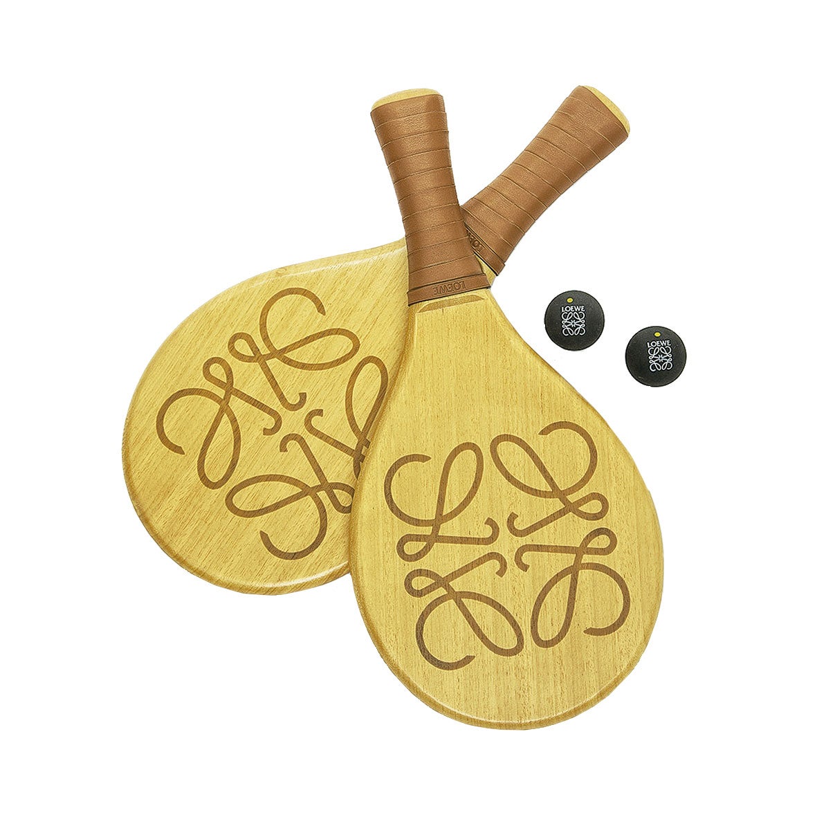 En madera y con mango forrado en piel, estas palas son de la firma Loewe, que ha hecho de la artesanía su grito de guerra. www.loewe.com.