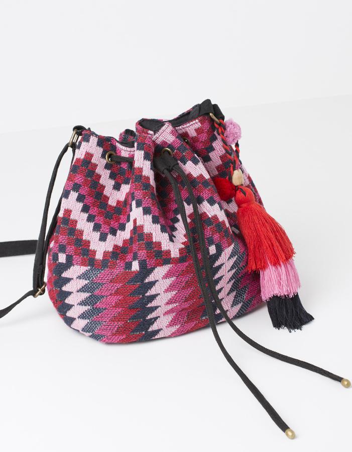 Tipo bombonera con motivos étnicos de varios colores (Precio rebajado de 17.99 euros a 8.99 euros)