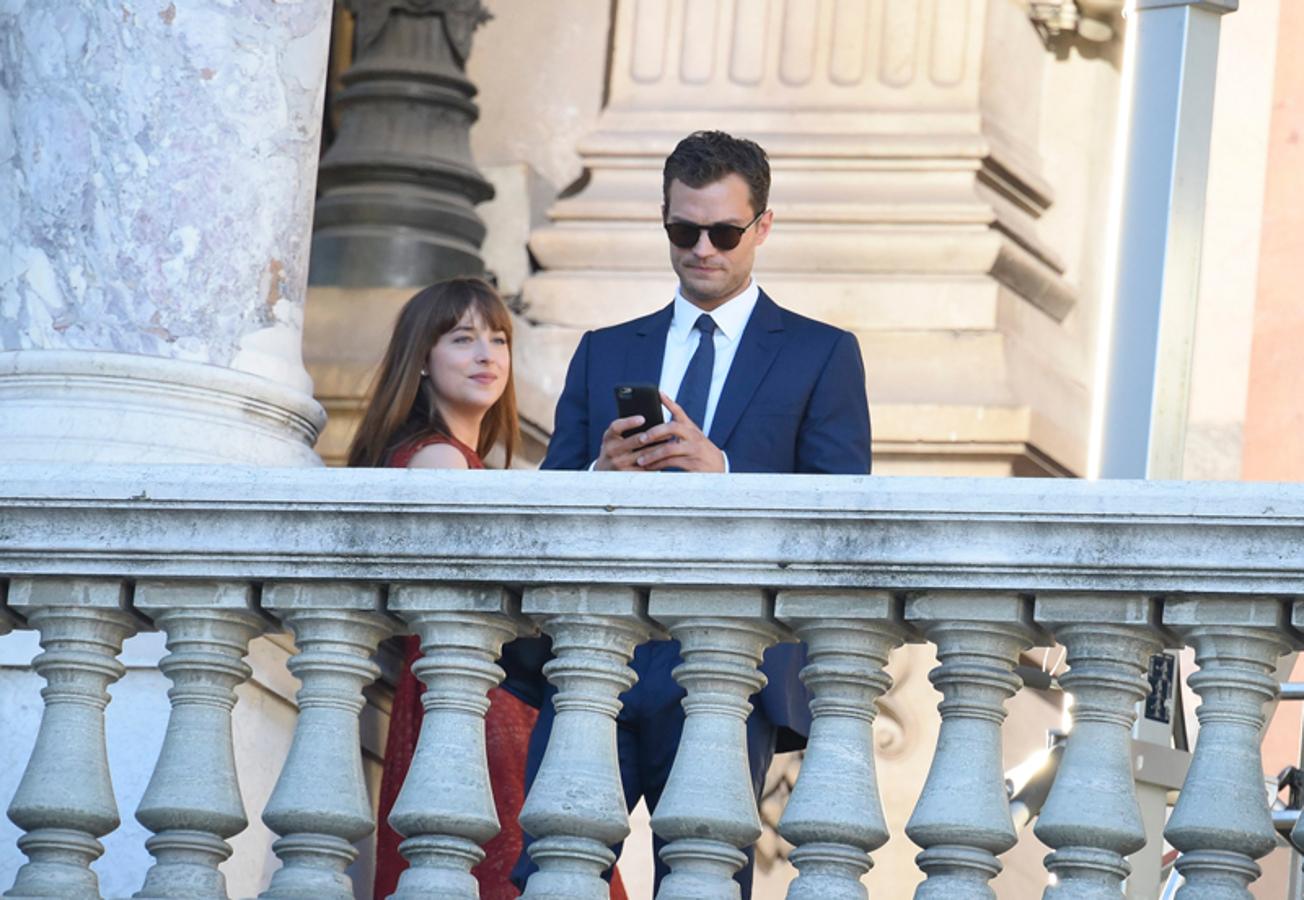 Tras rodar en la Costa Azul, el equipo se trasladó a París para rodar más escenas de '50 sombras más ocuras'. Aquí vemos a Jamie Dornan (Christian Grey) y Dakota Johnson (Anastasia Steele) en el balcón de su hotel.