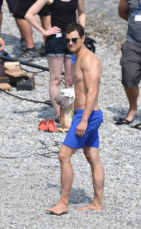 En esta ocasión vemos a Jamie pasear a la espera de la señal de "acción" durante la estancia de los personajes en la Costa Azul francesa. Está claro que Christian Grey se mantiene en forma...