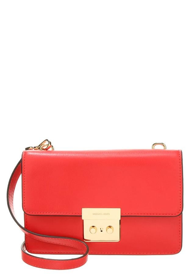 En pasional rojo, date un capricho con este bolso de hebilla dorada que encontrarás en Zalando (Precio rebajado de 224.95 euros a 89.95 euros)