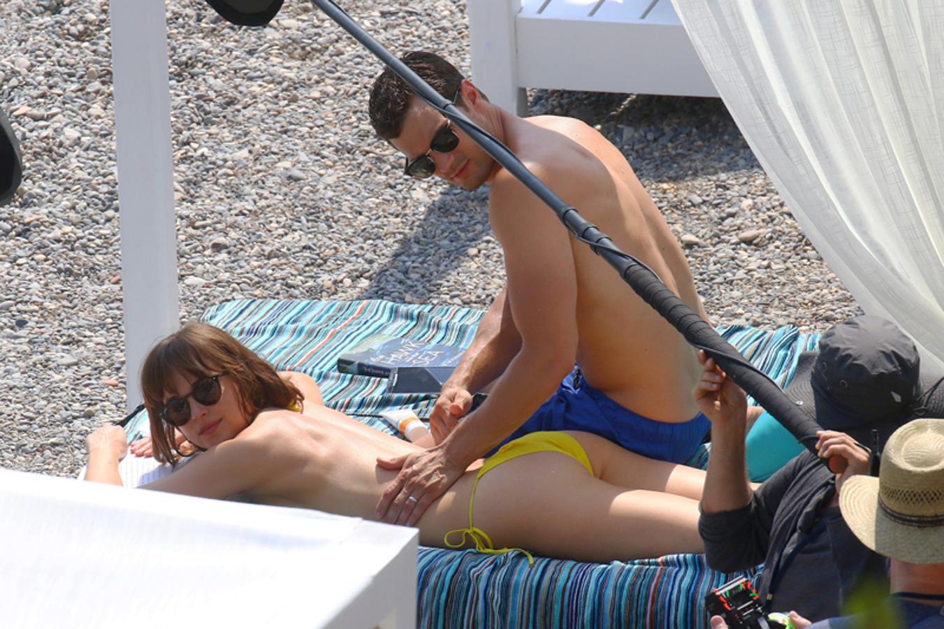 Para el rodaje de '50 sombras más oscuras' el rodaje se ha trasladado de la fría Vancouver (Canadá) a la exclusiva playa de Paloma Beach en Saint-Jean-Cap-Ferrat (Francia). Aquí vemos a Christian Grey (Jamie Dornan) y Anastasia Steele (Dakota Johnson) en una escena muy, muy caliente...