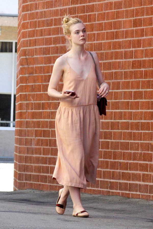 Los monos sueltos como este en color nude son perfectos para hacer frente a las altas temperaturas. Copia a la actriz Elle Fanning con bailarinas del mismo tono.