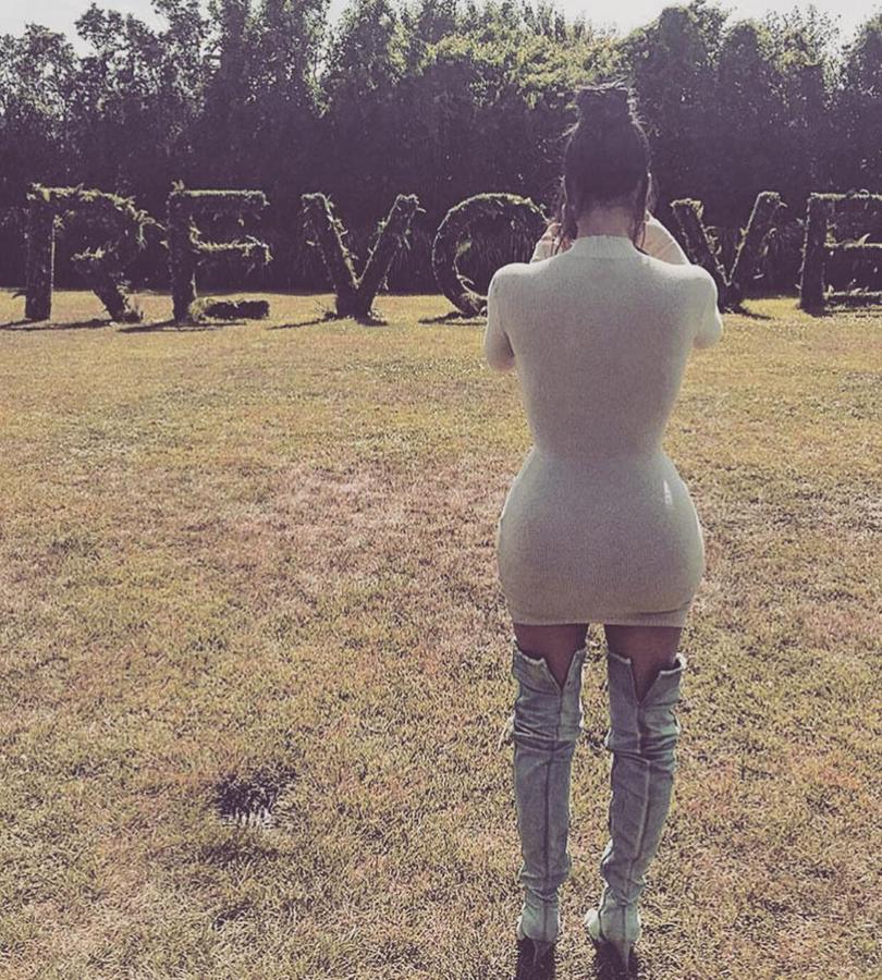 La atención se nos va directa al trasero de Kim Kardashian y la curva imposible que forma con su cadera. Ella asegura que no se ha operado... Nosotras tenemos alguna que otra duda.