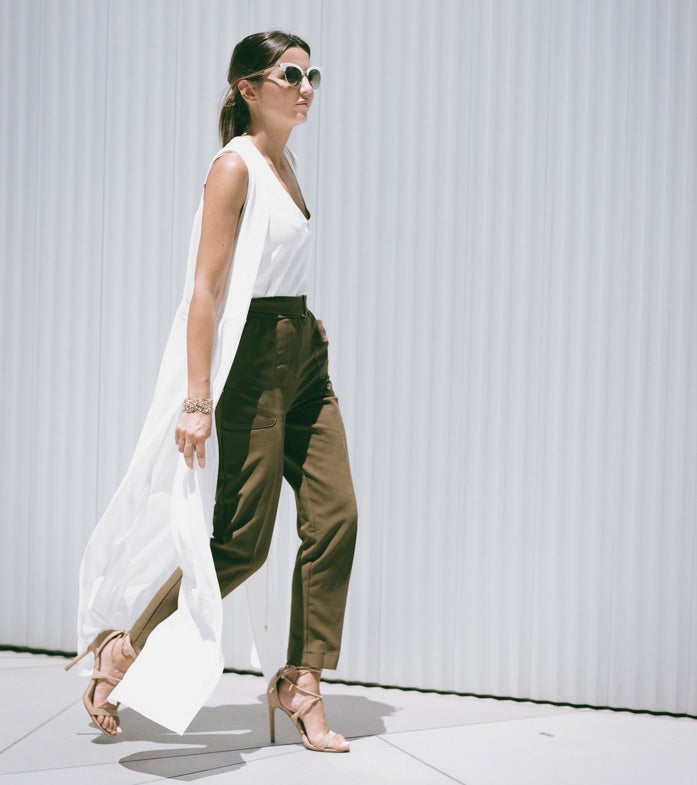 Para ir a la oficina en verano puedes inspirarte en un look sofisticado como este sin que por ello te resientas de las altas temperaturas