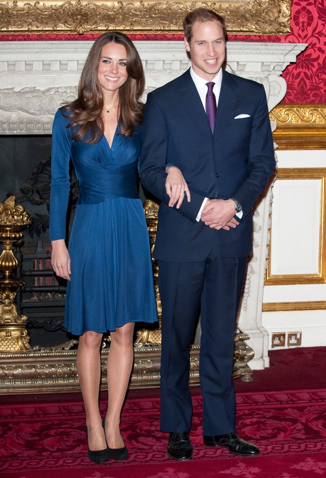 Esta fue la primera imagen oficial que tuvimos de Kate Middleton, en su presentación como prometida de Guillermo de Inglaterra. Aquel día llevaba un vestido azul cobalto con favorecedor drapeado en la cintura firmado por Harvey Nichols que se agotó al día siguiente.