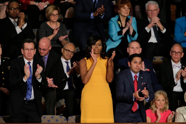 La Primera Dama lució este vestido amarillo mostaza de Narciso Rodríguez durante el discurso sobre el Estado de la Unión de Barack Obama en enero de 2016, y se agotó en menos de dos horas en la tienda online de Neiman Marcus.