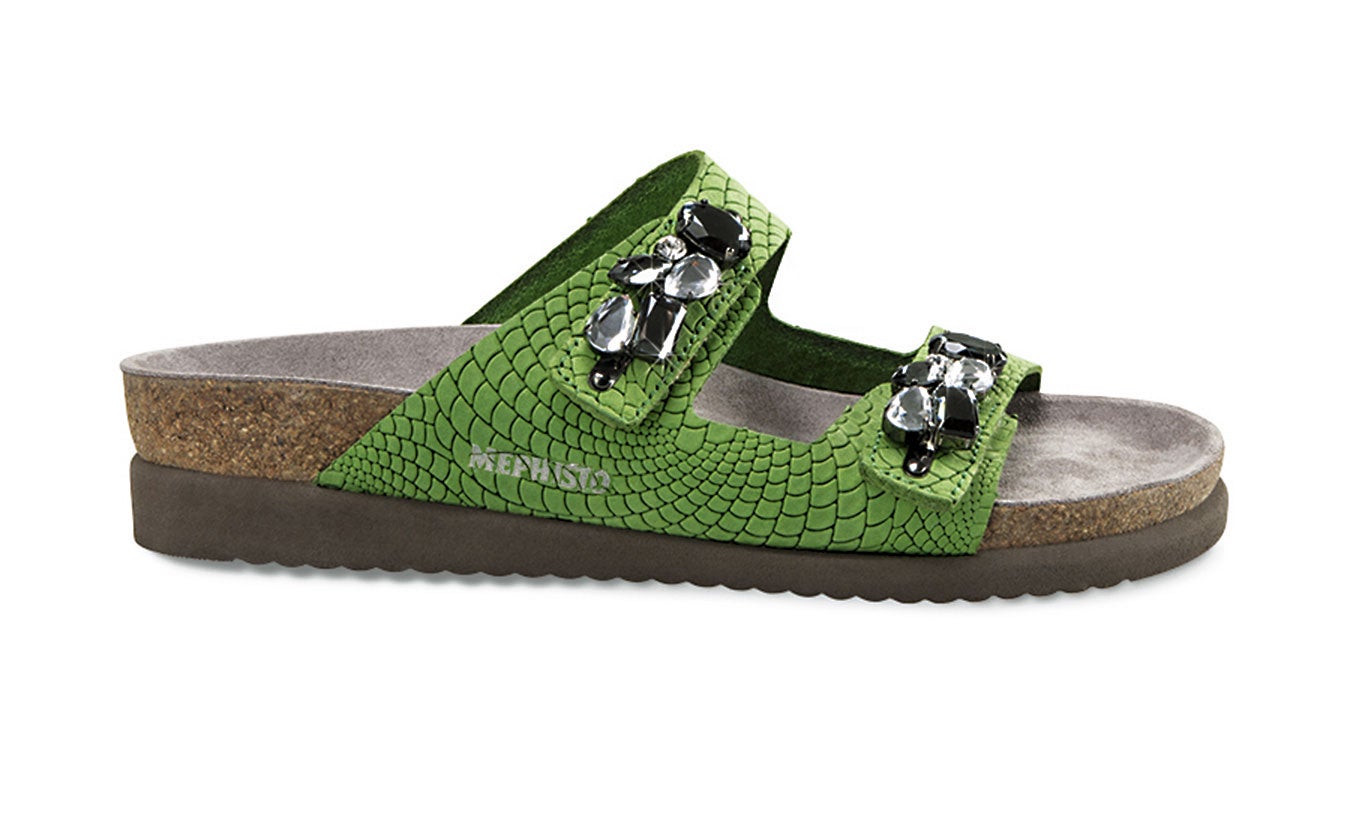Las sandalias con plantilla de corcho que la firma francesa Mephisto ha popularizado en más de 50 países, cumplen 50 años. Martin Michaeli fundó la empresa en 1965 y se dió a conocer con los mocasines, pero poco después presentó las sandalias con corcho, un sistema que amortigua el impacto de las pisadas a la hora de caminar. La colección de este verano cuenta con piezas de tendencia muy fáciles de combinar.