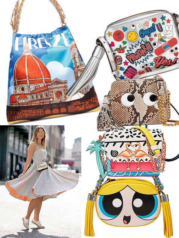 Irónicos, divertidos, infantiles y definitivamente pop, los "funny bags"son para el verano... y el contraste. El pionero fue Jeremy Scott en Moschino (que ahora ataca con las Supernenas) y la reacción fue en cadena. Atrévete a llevarlos con un look sobrio o juega al "mix & match". (Una modelo, durante la semana de la moda de Milán. Anya Hindmarch, Dolce & Gabbana, Sophia Wester, Moschino)