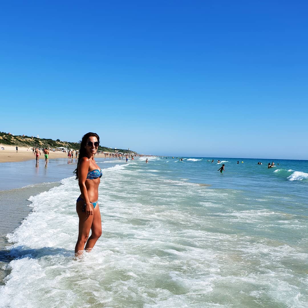 Con sujetador 'bandeau' y braguita mini con lazo, Paula Echevarría acierta con este favorecedor bikini de Etam que, además, potencia su bronceado.