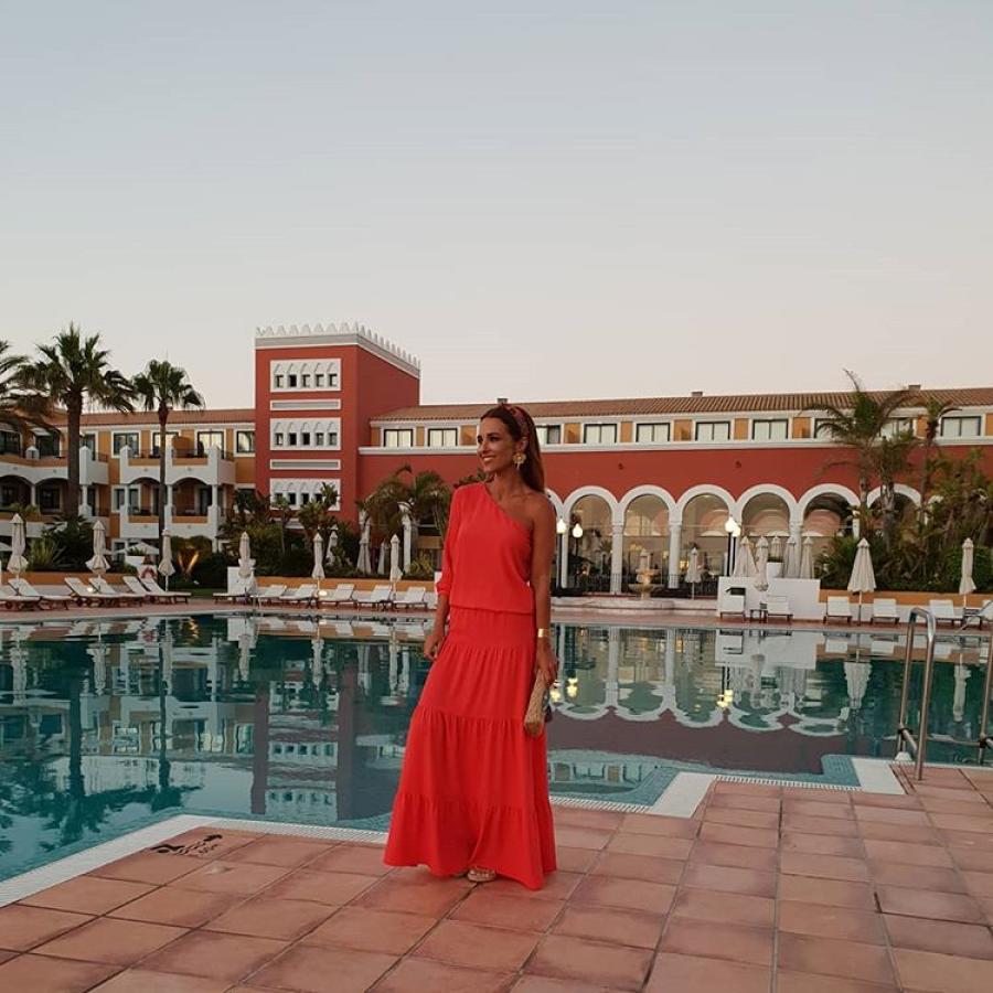 Paula Echevarría compartió en su cuenta de Instagram esta foto con un favorecedor vestido rojo de escote asimétrico de Bash París. El vestido es maravilloso y, además, la actriz lo combinó a las mil maravillas con un turbante (se ha convertido en uno de nuestros complementos favoritos) y maxi pendientes.