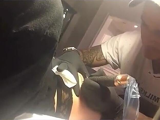 Kylie Jenner se tatúa el culo y lo comparte vía 'streaming' para sus seguidores de Snapchat.