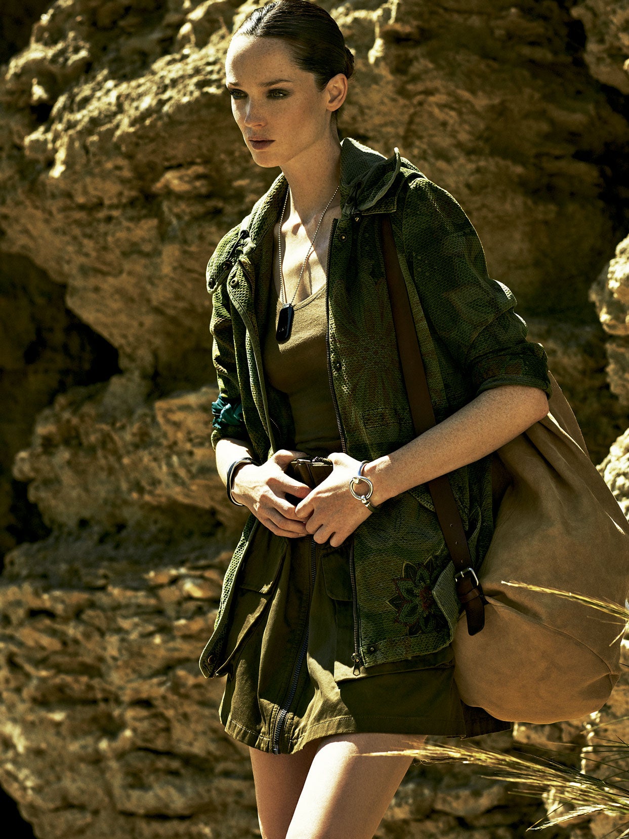 Bajo una parka de Desigual, camiseta de American Vintage y falda de Diesel. El bolso saco es de Sandro y la cadena con chapa, de Familienbande. Estilismo: José Herrera. Agradecimientos: Land Rover Defender por cortesía de Movilcar. Maquillaje y peluquería: David Carreiro (Talents) para Bobbi Brown y Jean Louis David. Asistentes de estilismo: Fran Jymz y Carolina Taviro.