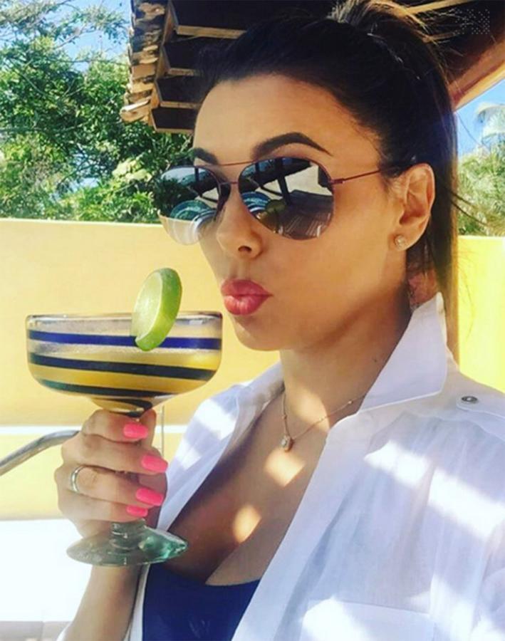 El rosa chicle de la actriz Eva Longoria es perfecto para tus looks de día en verano, para ir a la playa o a la piscina, incluso para la noche.