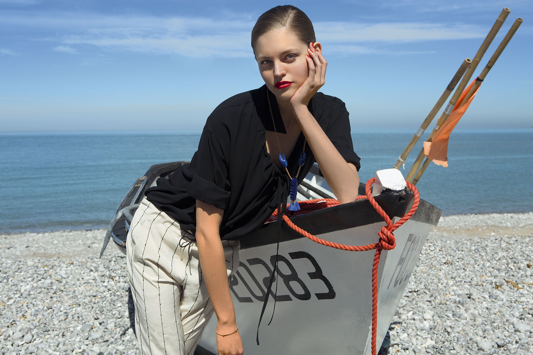 Blusa de Michael Kors, pantalones de Brunello Cucinelli, collar de Nach Bijoux y pulsera de Vanessa Bruno. Estilismo: Agnès Boy. Peluquería y maquillaje: Sébastien Poirier. Agradecimientos: Villa de Yport