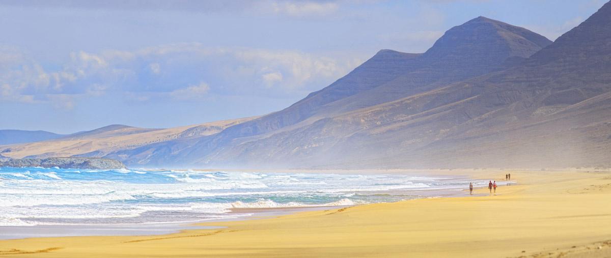 Kilómetros de arena dorada, aguas transparentes, el contraste con la aridez de las montañas que la rodean... Eso sí, si no te quieres perder el espectáculo natural que es Cofete, quítate antes el bañador, porque es una playa nudista.