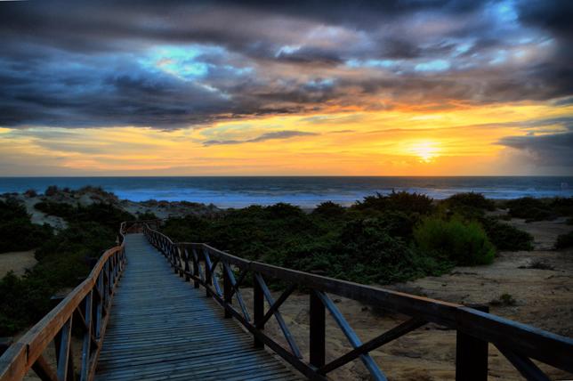 Los atardeceres más mágicos e inolvidables de la costa española se ven desde la arena de La Barrosa.