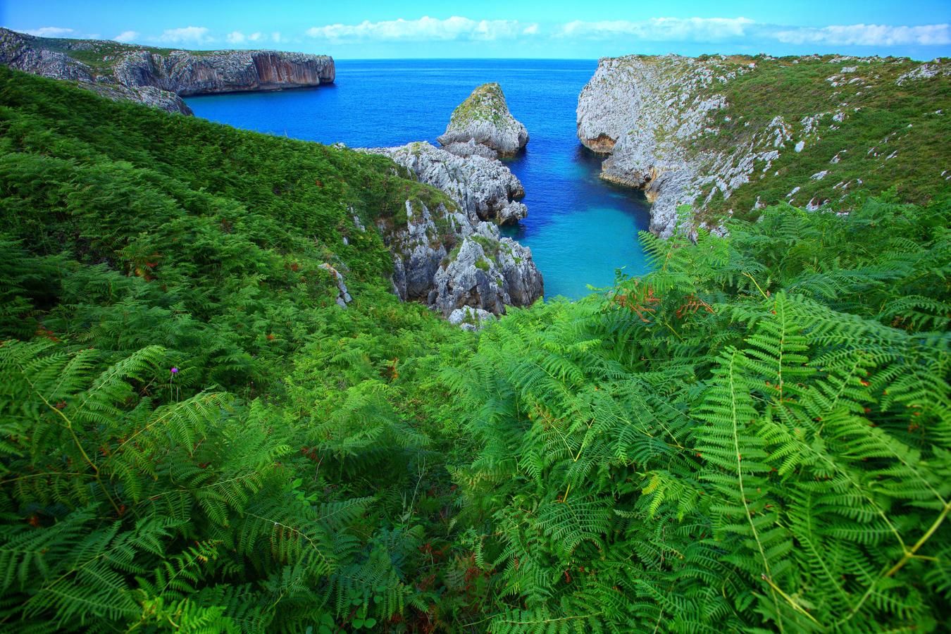 Según Traveler,  la playa más bonita de España del verano de 2020  es San Antonio del Mar, en la línea de costa de Llanes, una recóndita cala con forma de concha de apenas 70 metros rodeada de acantilados de piedra caliza y frondosa vegetación, con aguas de un azul cristalino, arena blanca y un oleaje moderado.