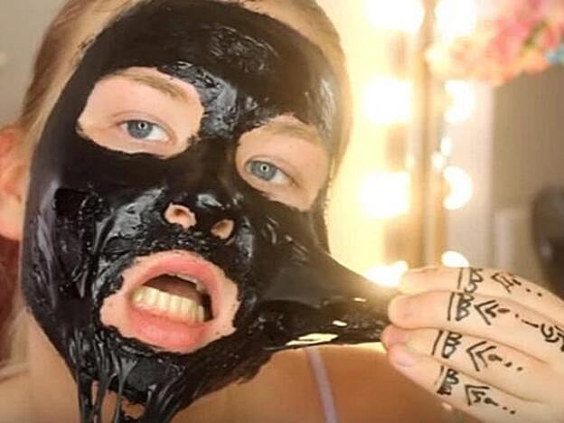 La bloguera se graba aplicándose 100 capas de mascarilla facial...