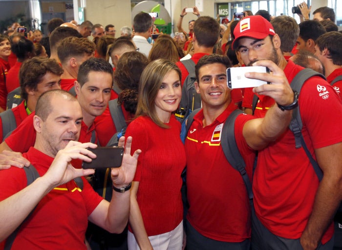 El jugador de la selección española de rugby (a la derecha de la foto, con gorra), tendrá su primer partido en Río 2016 contra Sudáfrica el martes 9 de agosto.