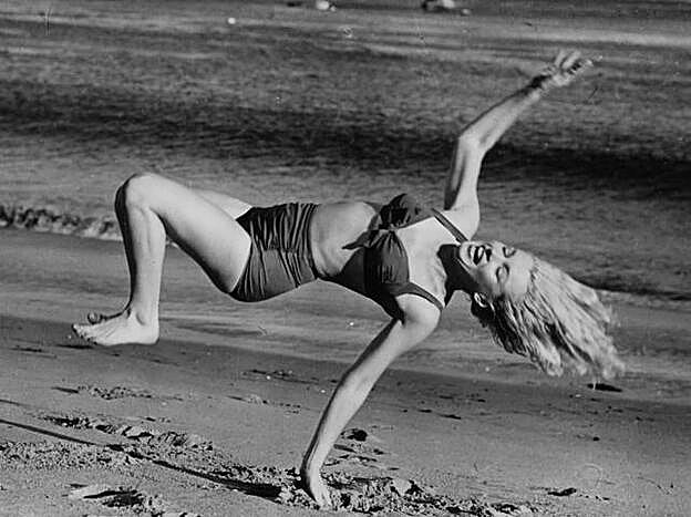 Marilyn estaba perfecta en la playa hasta haciendo piruetas...
