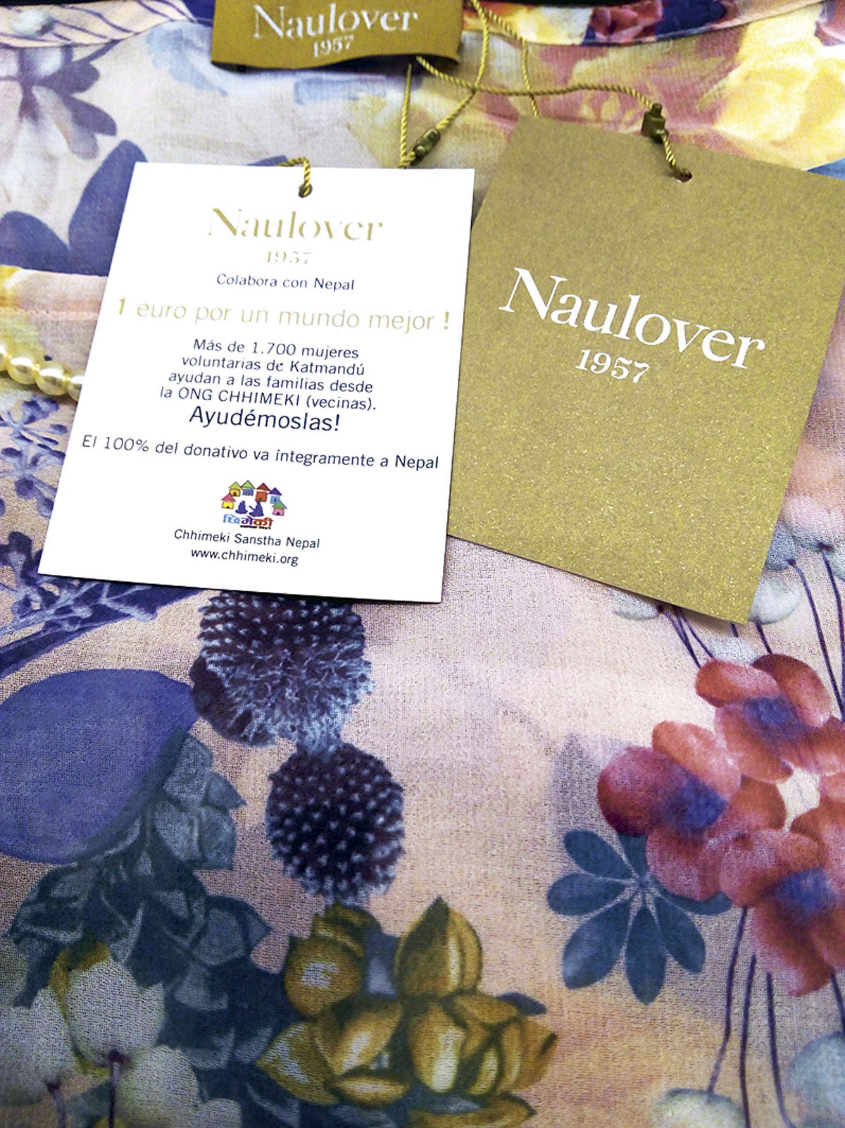 La firma catalana colabora con las mujeres desfavorecidas de Nepal a través de la ONG Chhimeki (que significa vecinas en nepalés). Por cada compra se puede donar un euro que se destinará íntegramente a esta organización. Las prendas y complementos de Naulover incluyen ya una etiqueta informativa (en la foto). www.naulover.com