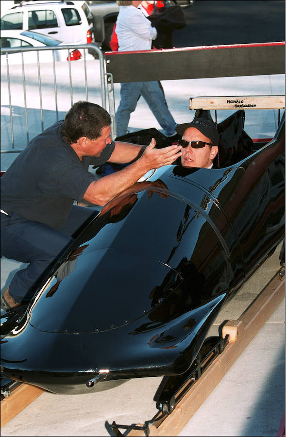 Alberto II de Mónaco forma parte del Comité Olímpico Internacional desde 1985 y, como buen aficionado al deporte, no suele perderse ningún evento de envergadura. Pero además de eso, el soberano monegasco tiene como afición la práctica del bobsleigh, un hobby que le costó alguna discusión con su padre. A pesar de la desaprobación de Rainiero, el príncipe Alberto participó en cinco ocasiones en los Juegos Olímpicos de Invierno, en todos ellos con poco éxito.