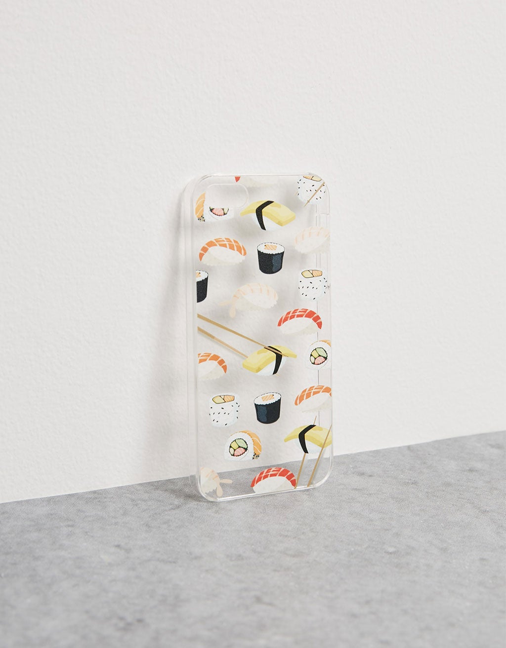 Carcasa de móvil, motivos de sushi de Bershka. Precio: 5'99€