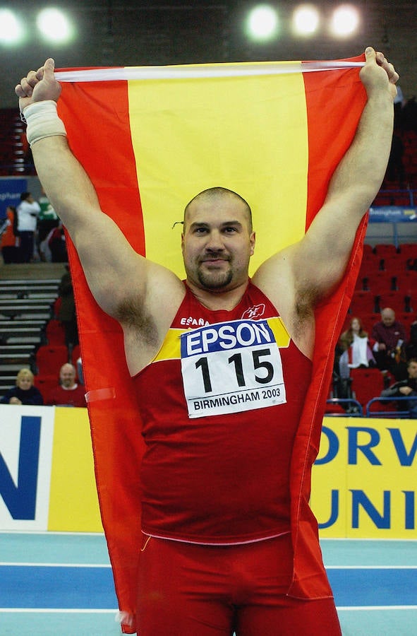 Fue Tysson en la serie La fuga y protagonizó las películas Enigmas y El Capitán Trueno y el Santo Grial, pero Manolo Martínez no siempre se dedicó a actuar delante de las cámaras. Durante muchos años fue un atleta muy respetado entre los seguidores del lanzamiento de peso, modalidad en la que consiguió la medalla de bronce en Atenas. Además del deporte y la interpretación, Martínez se ha sentido también atraído por el arte y ha hecho incursiones en el mundo de la escultura, la pintura y la escritura. Todo un espíritu del Renacimiento