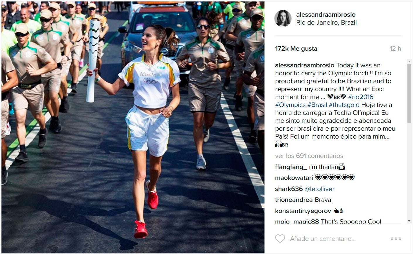 La modelo brasileña Alessandra Ambrosio corriendo con la antorcha olímpica