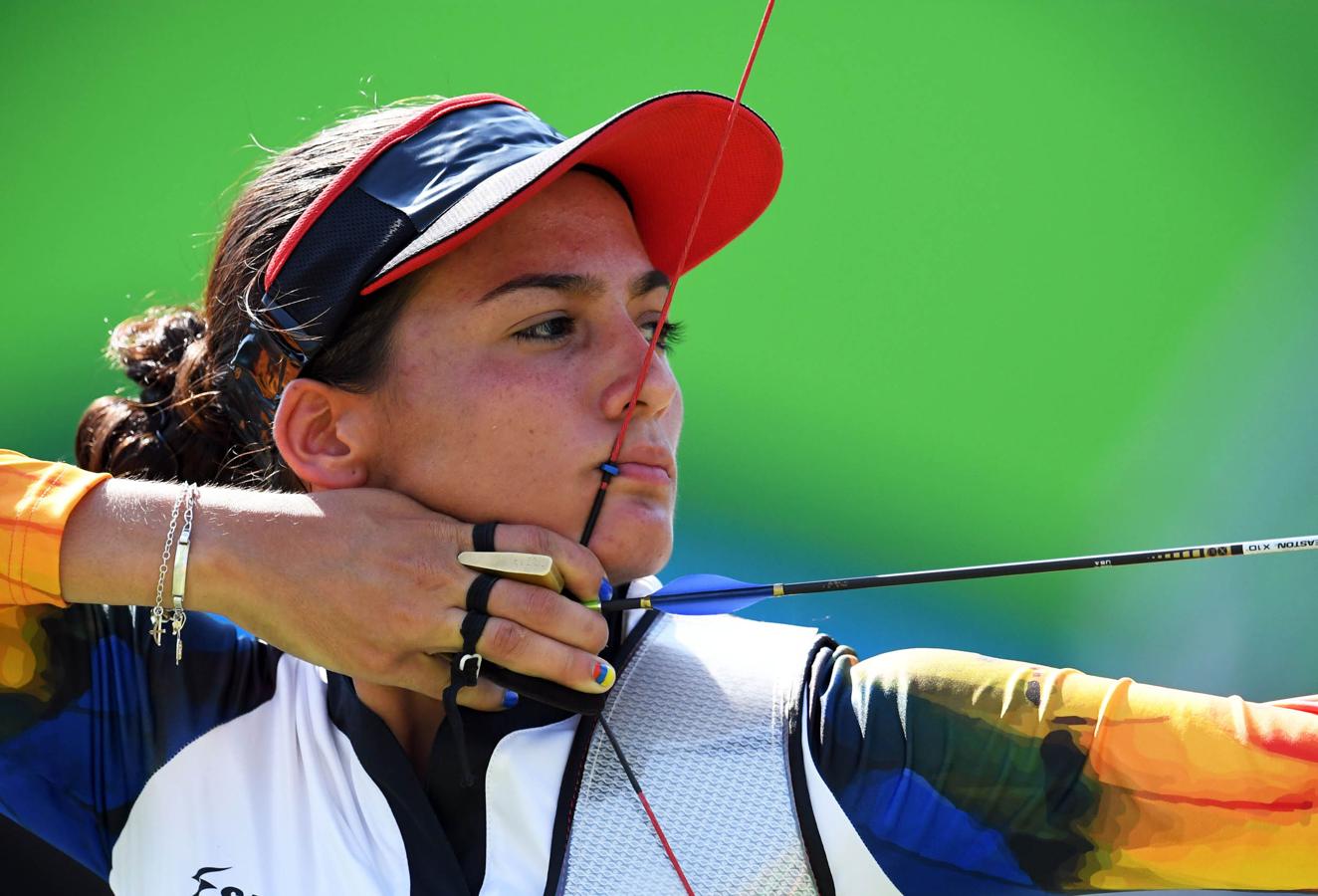 La representante de Colombia de tiro con arco, Carolina Aguirre, con manicura en color azul y un guiño a la bandera de su país. La manicura patriótica es una de las favoritas de las deportistas en Río 2016.