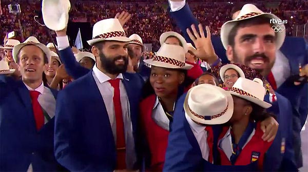Ignacio Martín y Juliet Itoya dejaron este 'momentazo' en la ceremonia de inauguración y ya han sido bautizados como los nuevos Iker y Sara.