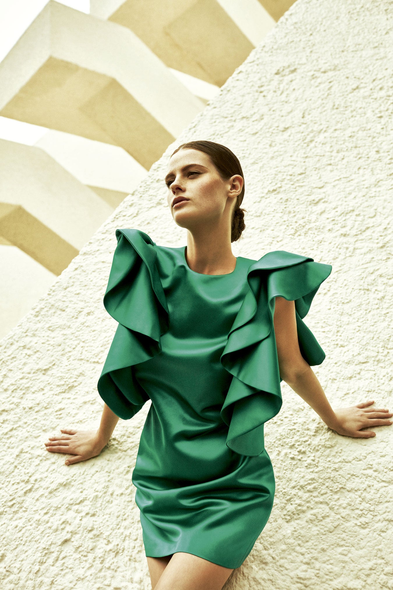 Vestido en raso con grandes volantes en las mangas, de Coosy. Estilismo: Verónica Suárez. Maquillaje y peluquería: David Carreiro para Bobbi Brown y Jean Louis David. Asistente de estilismo: Jorge Gilarranz. Agradecimientos: Grand Oasis Tulum Riviera Maya (www.grandoasistulum.com).