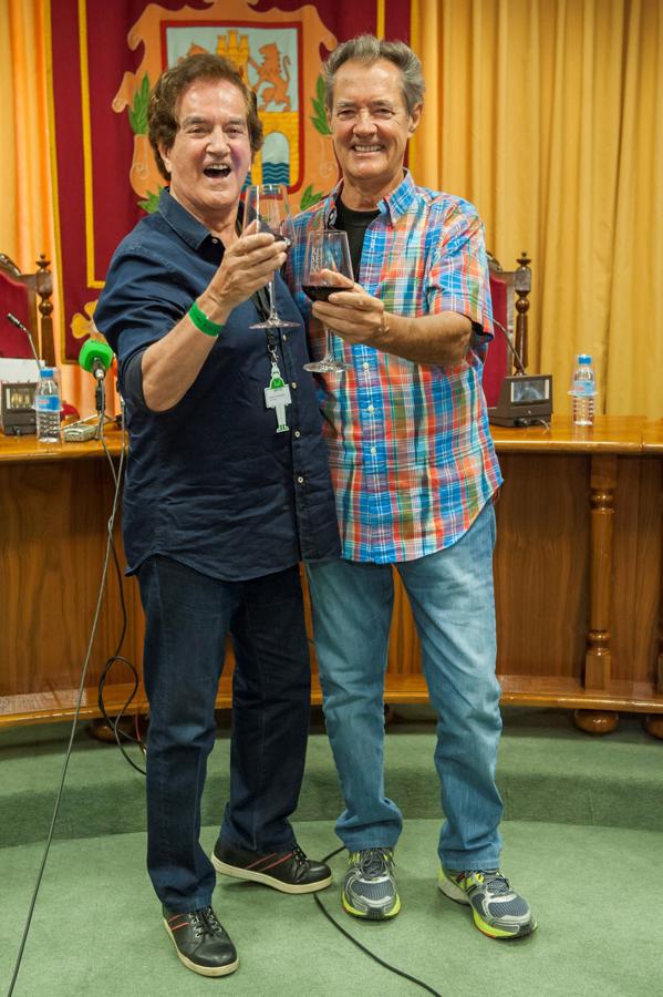 Ramón Arcusa y Manuel de la Calva brindan con vino de la Ribera del Duero tras la rueda de prensa de su presentación en Sonorama Ribera.