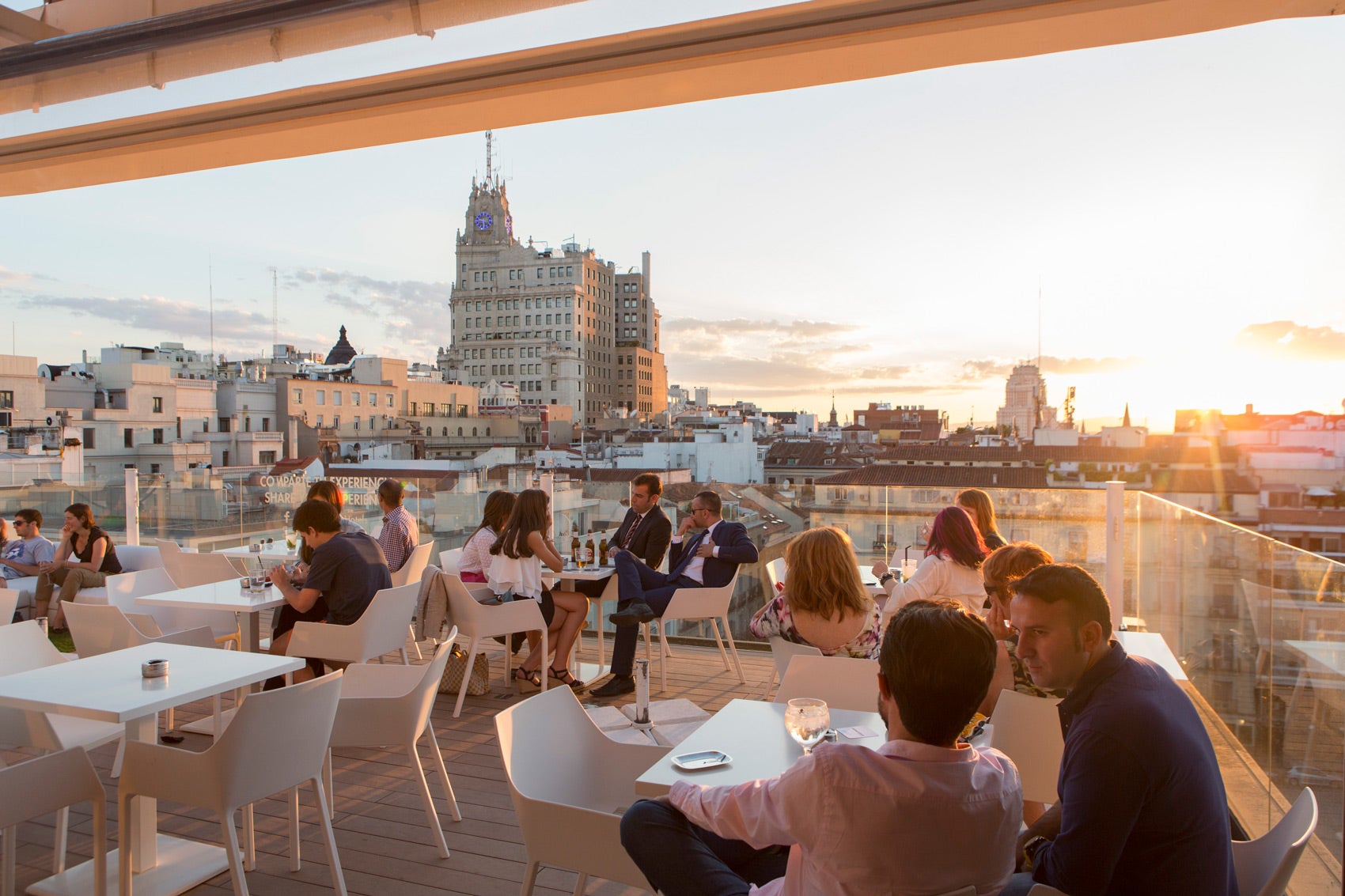 La Terraza de Óscar es el mejor lugar para disfrutar del skyline de Madrid tanto en verano, con su piscina y solárium, como en invierno. Además dispones de una carta de aperitivos para completar el plan 10.