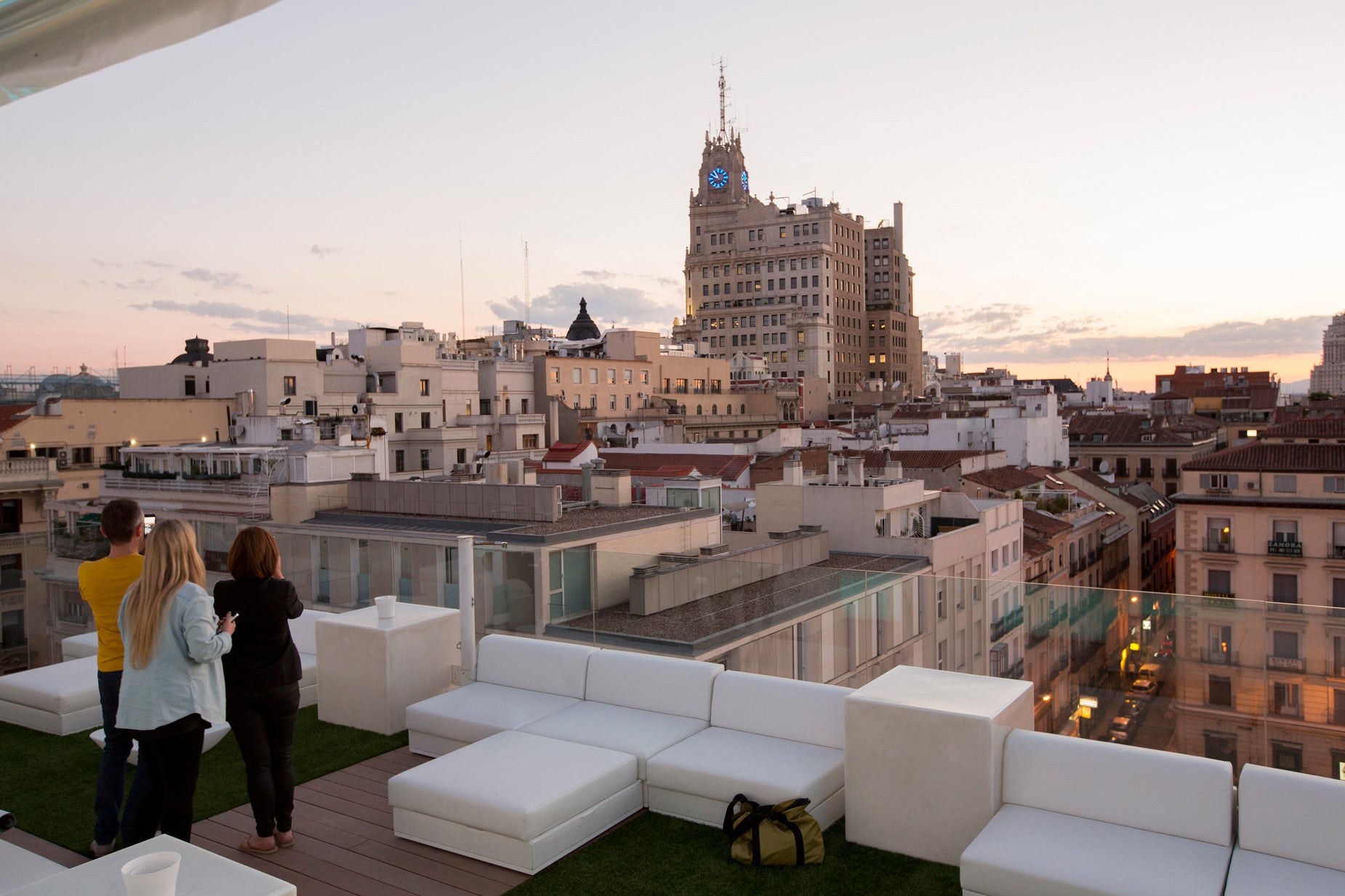 La Terraza de Óscar es el mejor lugar para disfrutar del skyline de Madrid tanto en verano, con su piscina y solárium, como en invierno. Además dispones de una carta de aperitivos para completar el plan 10.