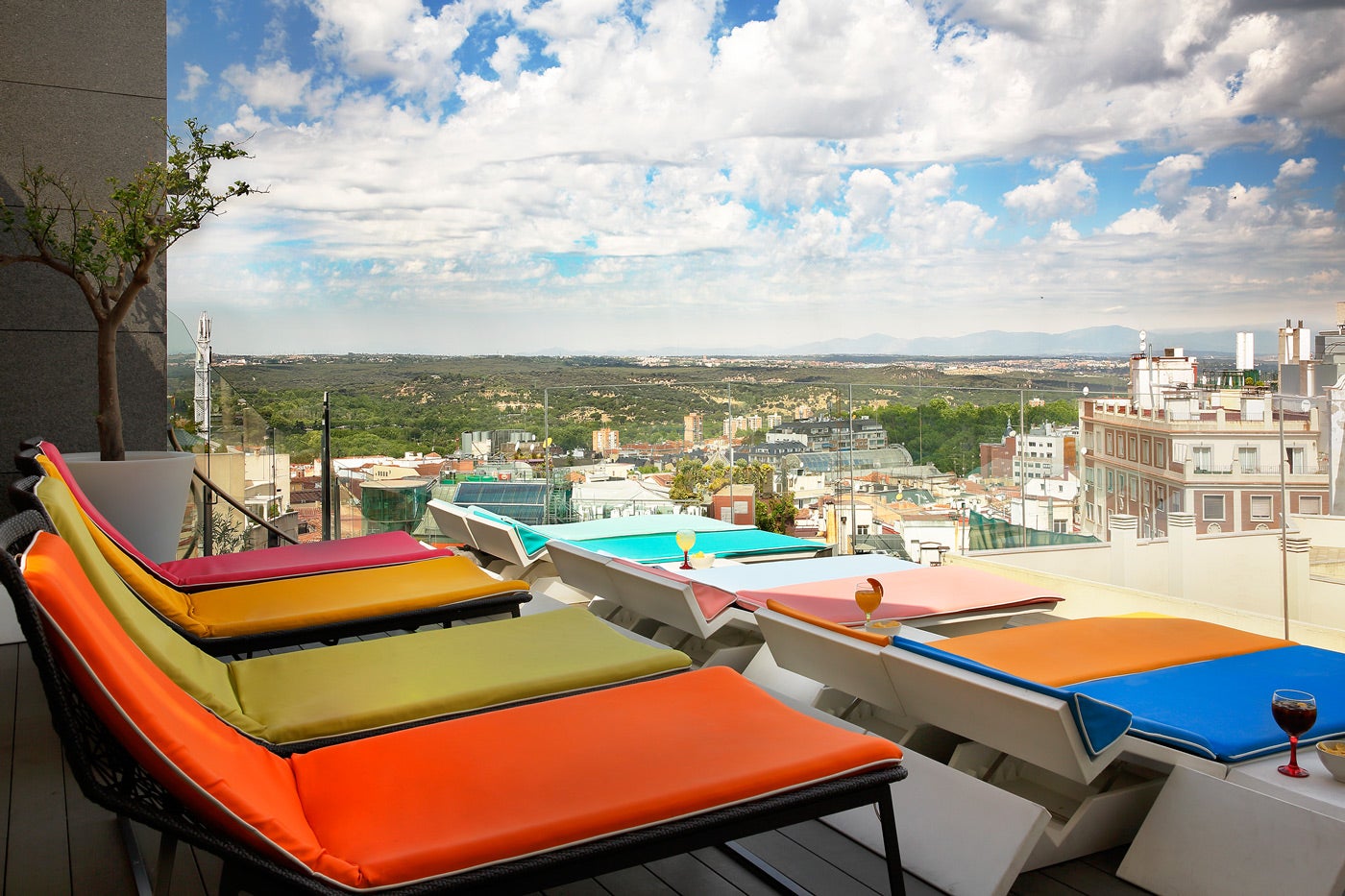 Una terraza desde donde disfrutar de las vista a la Torre de Madrid, Torre de España, el antiguo Edificio de la Unión y Fénix, las Cuatro Torres Business Área y la Puerta de Europa. Mientras disfrutas de una extraordinaria carta de coctelería y tapas. Un espacio convertido en un bosque artificial conectado a la vertiginosa infinity pool que no te puedes perder.