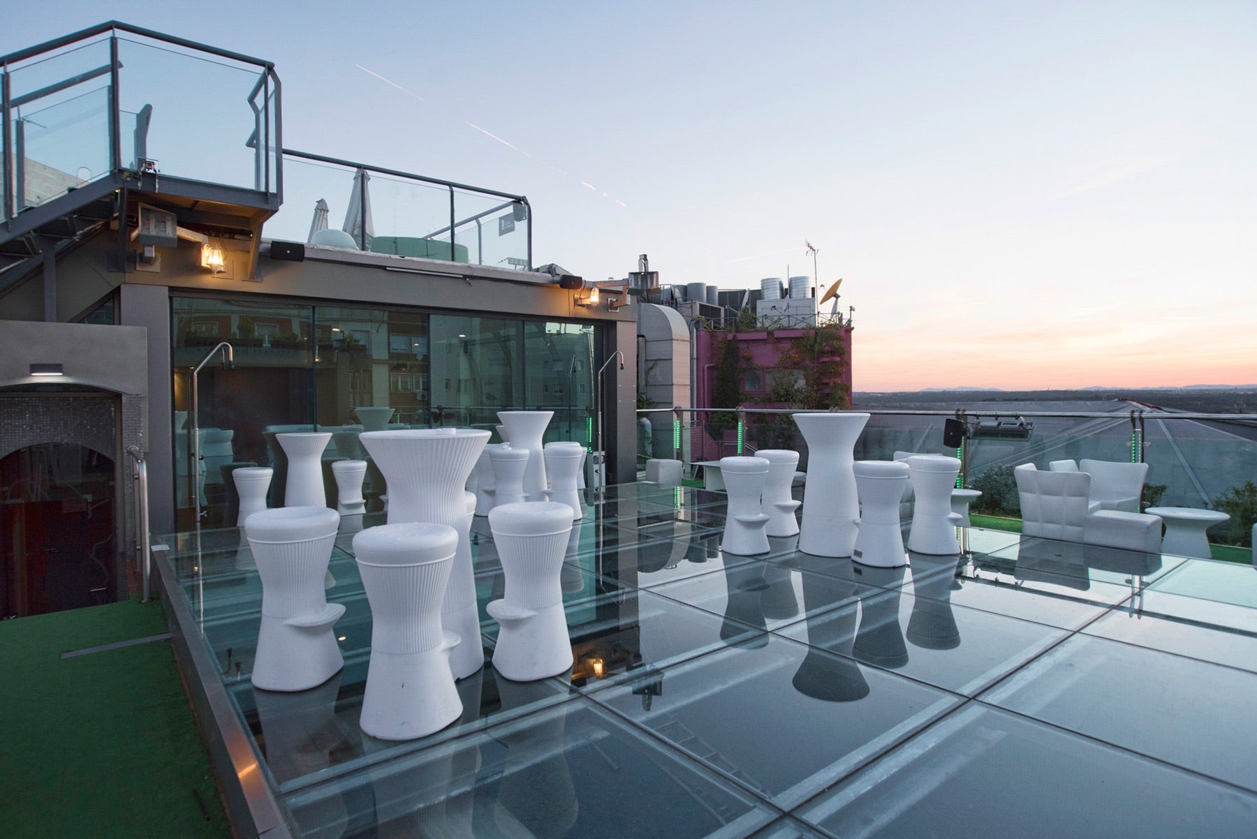 La terraza ofrece una vistas estupendas al Madrid de los Austrias, a las plazas de España y Santo Domingo, al Palacio Real y al impresionante jardín vertical del Hotel Santo Domingo. Puedes degustar de su carta de cócteles y está abierto a todo el público y no se requiere ni entrada ni reserva.