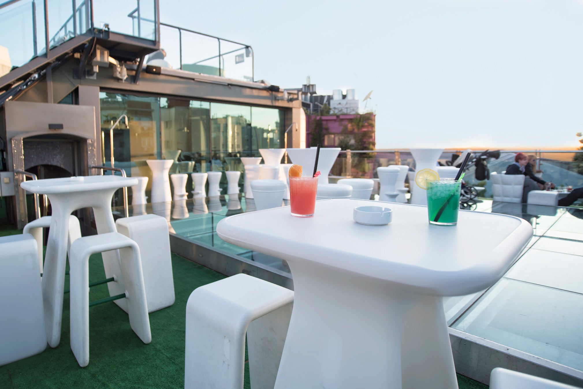 La terraza ofrece una vistas estupendas al Madrid de los Austrias, a las plazas de España y Santo Domingo, al Palacio Real y al impresionante jardín vertical del Hotel Santo Domingo. Puedes degustar de su carta de cócteles y está abierto a todo el público y no se requiere ni entrada ni reserva.