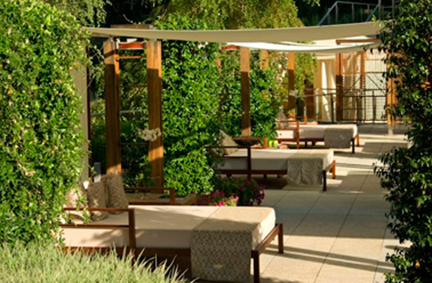 The garden es un refrescante oasis en Madrid junto a la espectacular piscina exterior del hotel Eurostars Suites Mirasierra 5*. The Garden ofrece una cuidada gastronomía, donde las especialidades japonesas tienen especial protagonismo.