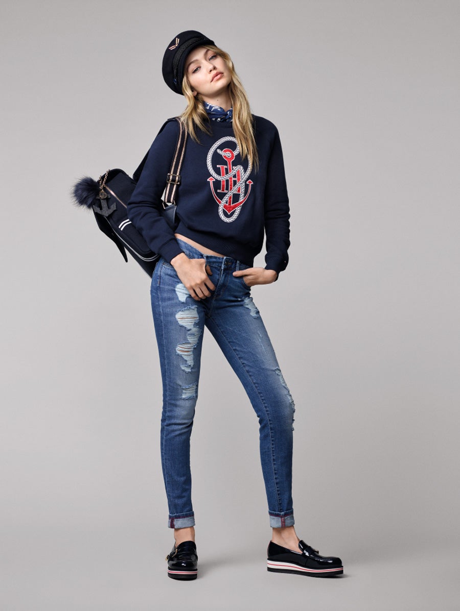 Uno de los looks sporty chic que Gigi Hadid propone para el otoño de 2016