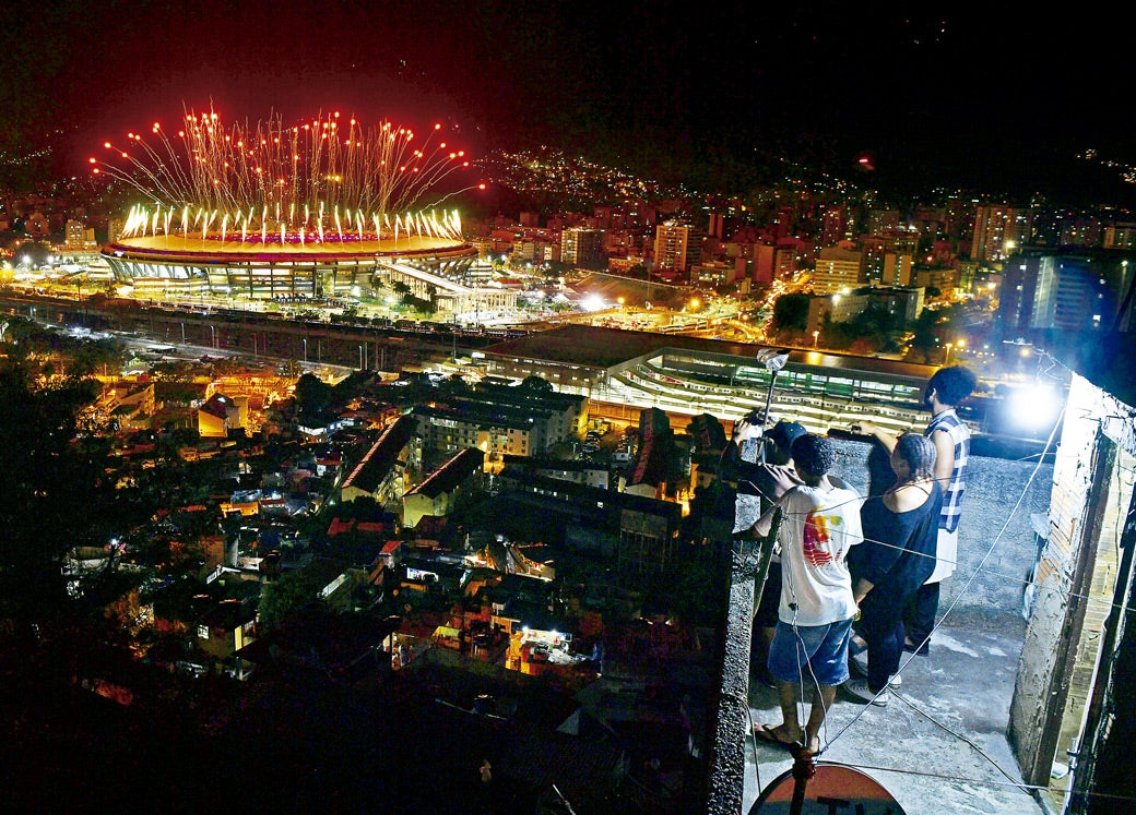 Cientos de cariocas siguieron la ceremonia de inauguración desde las favelas.